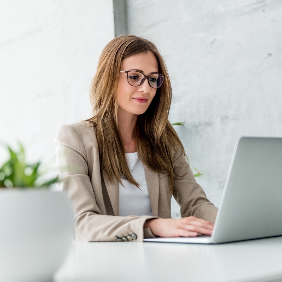 Supertrabajadora gestionando el negocio desde un portátil